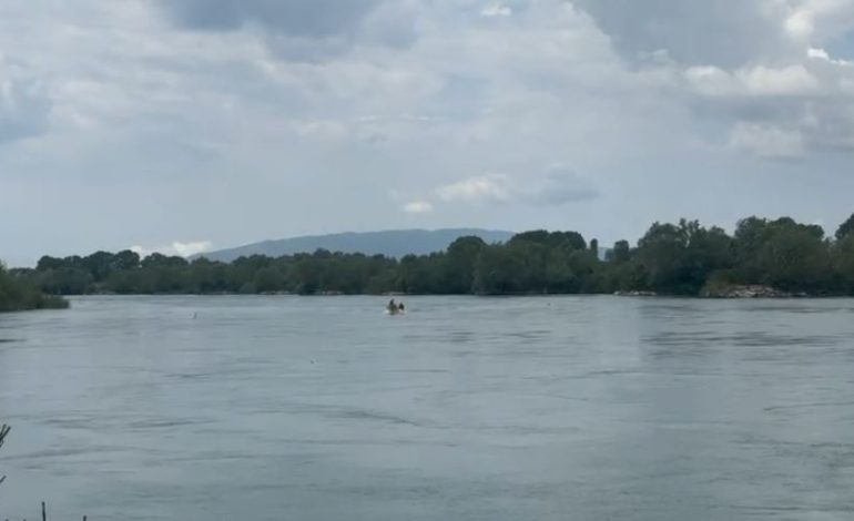 Sekuestrohen kamerat e sigurisë përgjatë Bunës, momenti kur fiksuan nënën me tre fëmijët! Kërkimet për trupat shtrihen edhe në ujërat malazeze