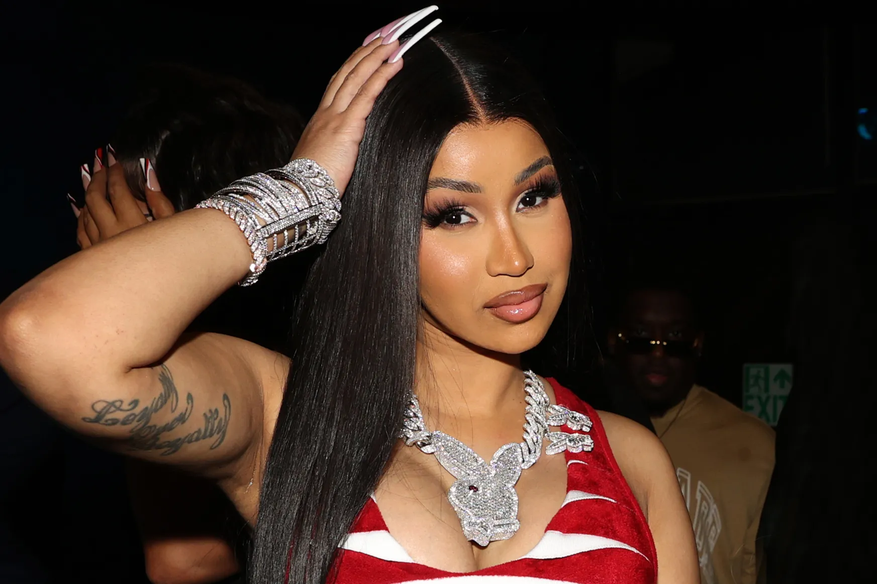 Cardi B mori një ekip të tërë në Met Gala për t’i mbajtur fustanin