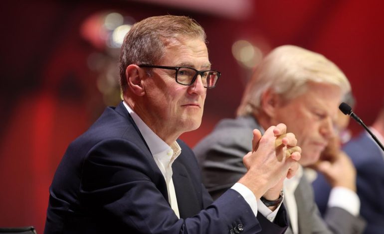 CEO i Bayern i drejtëpërdrejtë: Arbitri gaboi, duhej të priste VAR për de Ligt!