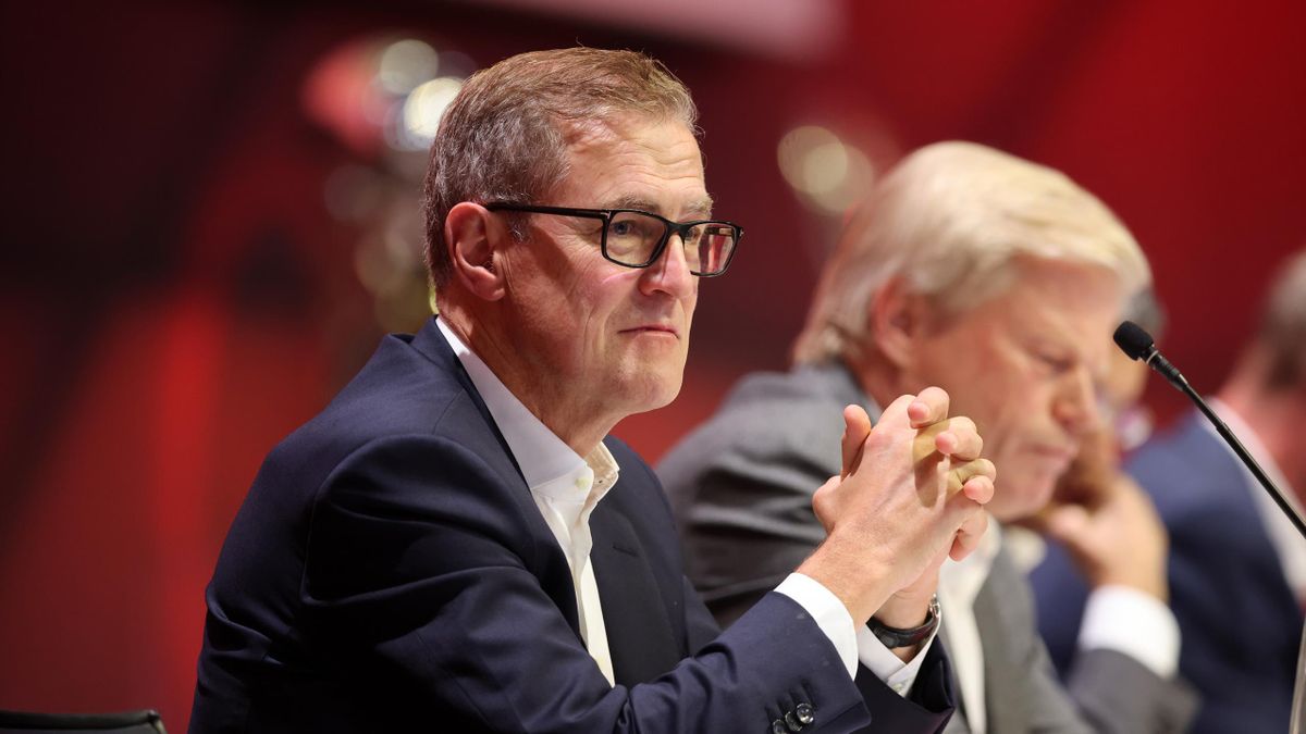CEO i Bayern i drejtëpërdrejtë: Arbitri gaboi, duhej të priste VAR për de Ligt!