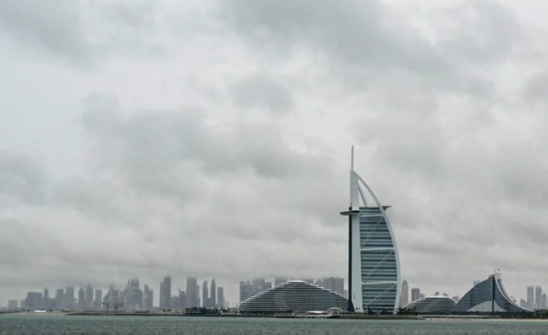 Rrugët u kthyen në lumenj/ Pas rikthimit të shirave në Emiratet Arabe, anulohen disa fluturime, qytetarët u udhëzuan të punonin nga shtëpia