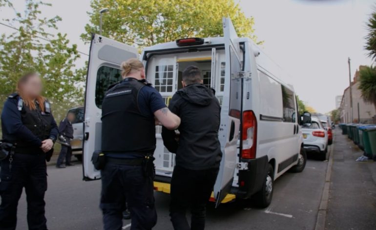 FOTOT/ Anglia nis “gjuetinë” për arrestimin e emigrantëve të paligjshëm që do të çojë në Ruanda