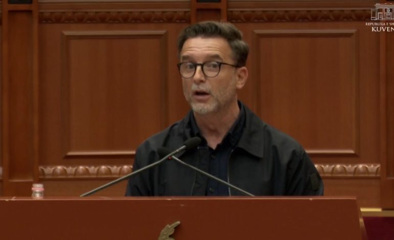 “Keni folur sa autobusë janë dërguar në Athinë, por kurrë për pensionet”, Braçe i drejtohet opozitës: Pse e keni kaq të vështirë? Dikur…