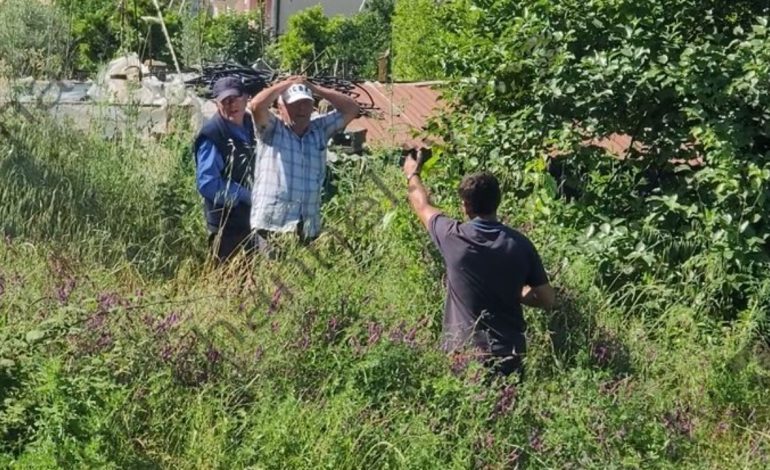 VIDEO/ “Bobob, hajdeni se e gjetëm”! Me duar në kokë dhe me lot, momenti kur banorët gjejnë trupin e pajetë të shoferit