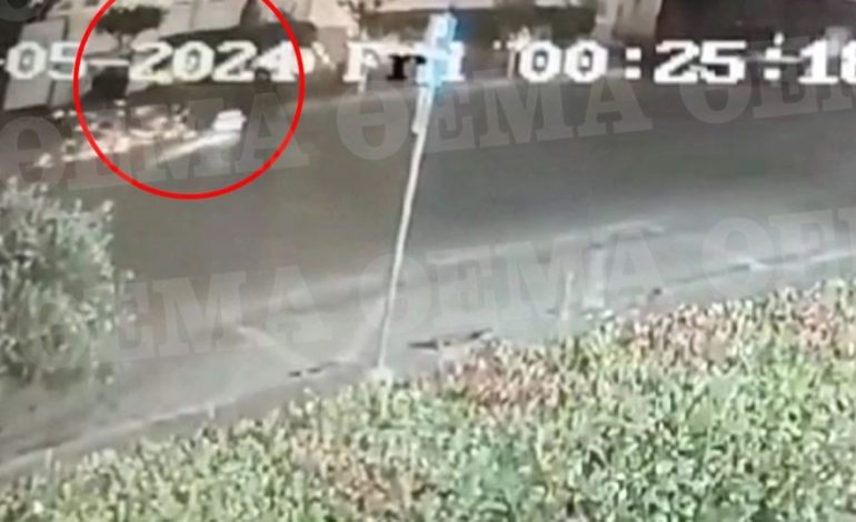 PAMJE TË RËNDA/ Momenti kur makina përplas për vdekje 22-vjeçarin në Athinë. Fluturoi disa metra dhe koka i zuri në…