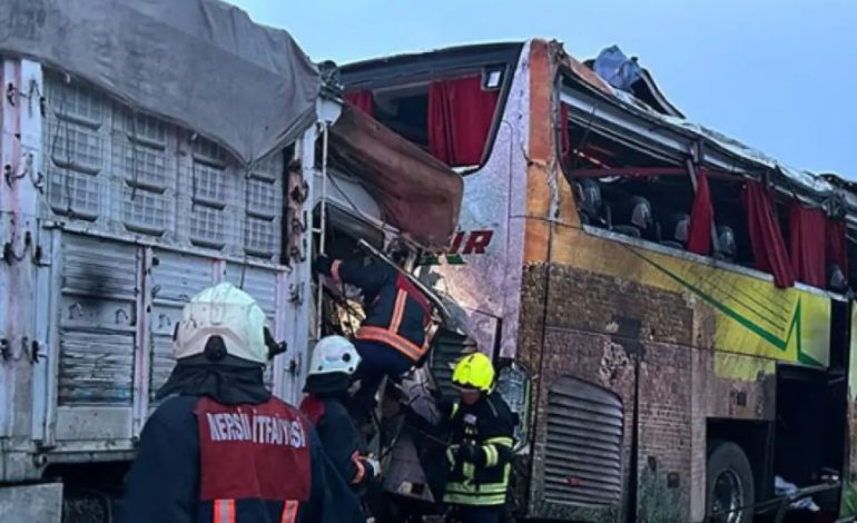 Aksident i rëndë në Turqi me 10 të vdekur e 39 të plagosur! Autobusi përplaset me një kamion dhe dy makina në autostradë