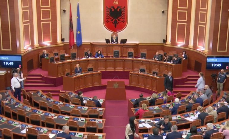 Kalojnë në Kuvend tre projektligjet, mes tyre edhe projekti i Veliajt me KfW gjermane për transportin e gjelbër në Tiranë