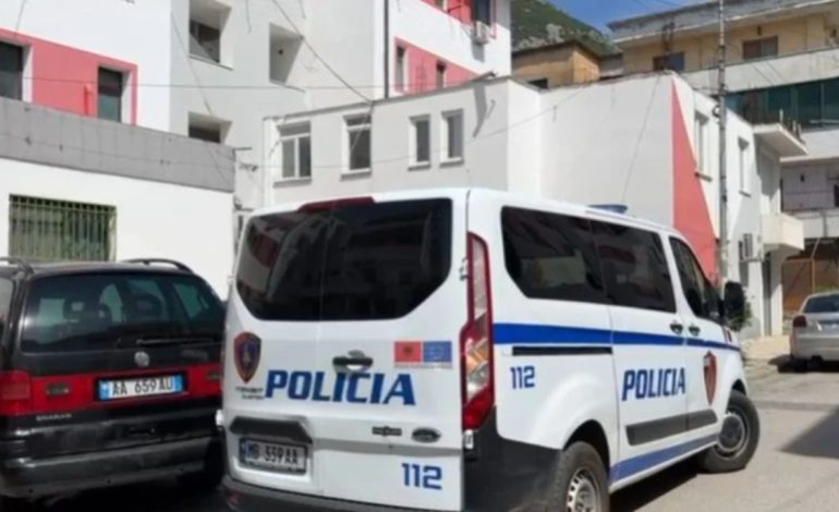Ekzekutoi nënën me thikë në banesë/ Deklarata e 62-vjeçarit para policisë: Vrava 2 mijë vetë s’më besoi njeri, pasi….