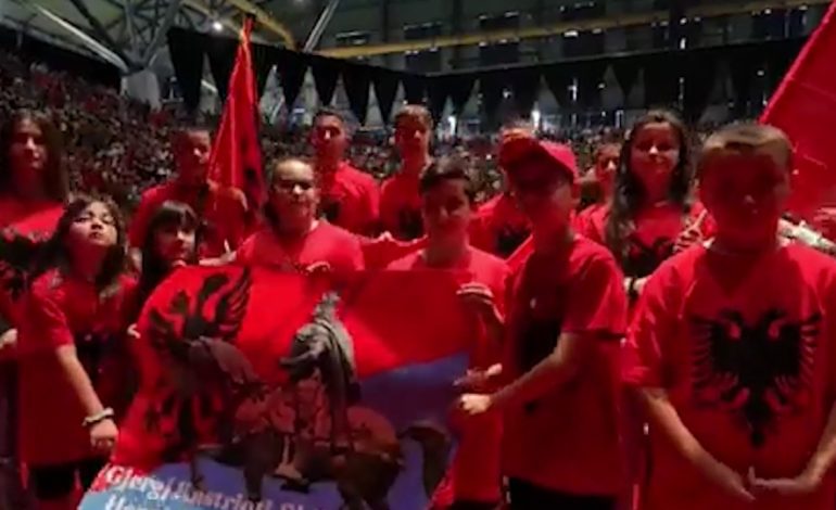 Stadiumi “Galatsi” vishet kuq e zi, Rama poston pamjet pak para takimit me emigrantët në Greqi