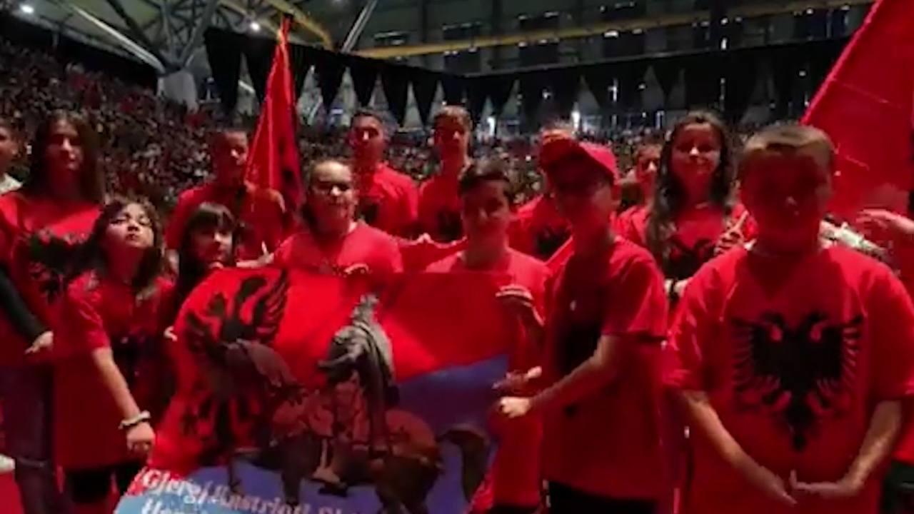 Stadiumi “Galatsi” vishet kuq e zi, Rama poston pamjet pak para takimit me emigrantët në Greqi