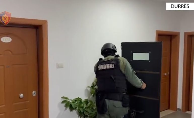 “I mora për t’i mbrojtur”, zbulohet çfarë tha pas arrestimit nga policia babai që mbante peng dy fëmijët e tij të mitur 
 15/05/2024 08:39