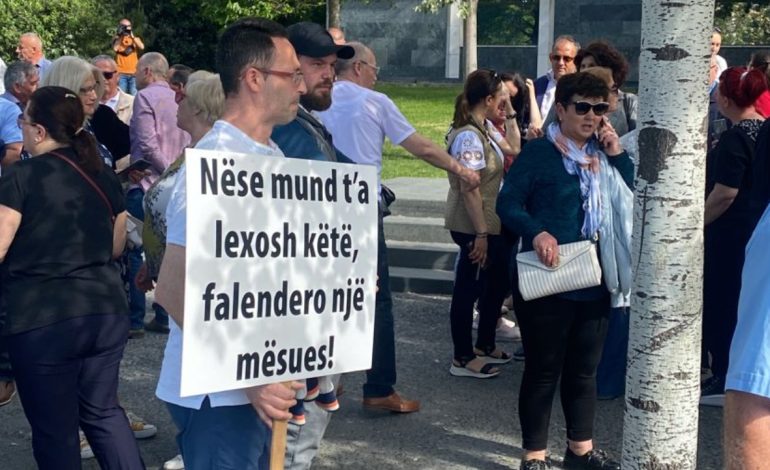 “Nëse mund të lexosh këtë falëndero një mësues”, arsimtarët protestë për 1 Maj, marshojnë drejt Ministrisë së Arsimit