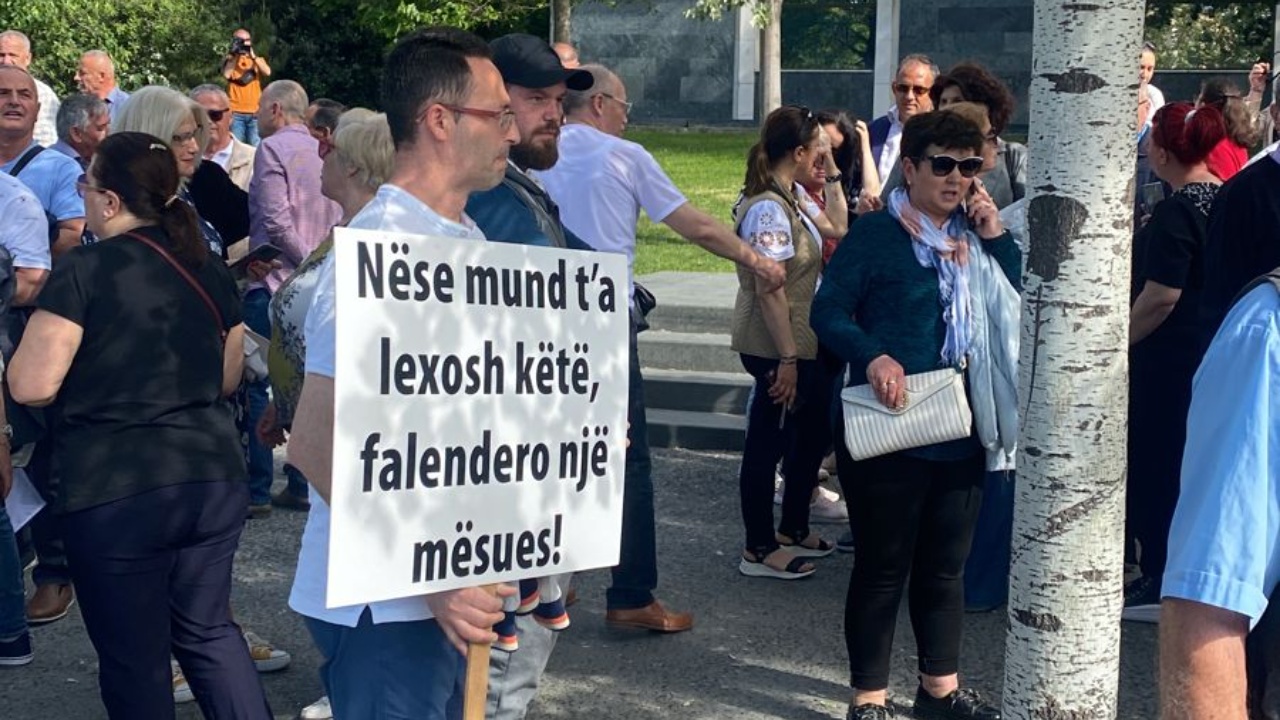 “Nëse mund të lexosh këtë falëndero një mësues”, mësuesit protestë për 1 Maj, marshojnë drejt Ministrisë së Arsimit