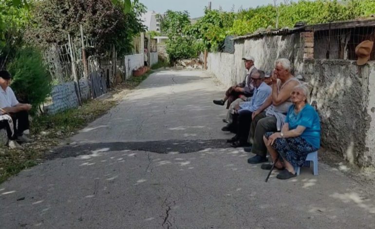“Vajza punonte në Tiranë”/ Flasin fqinjët e familjes ku babai plagosi rëndë të bijën dhe vrau veten: Kohët e fundit…