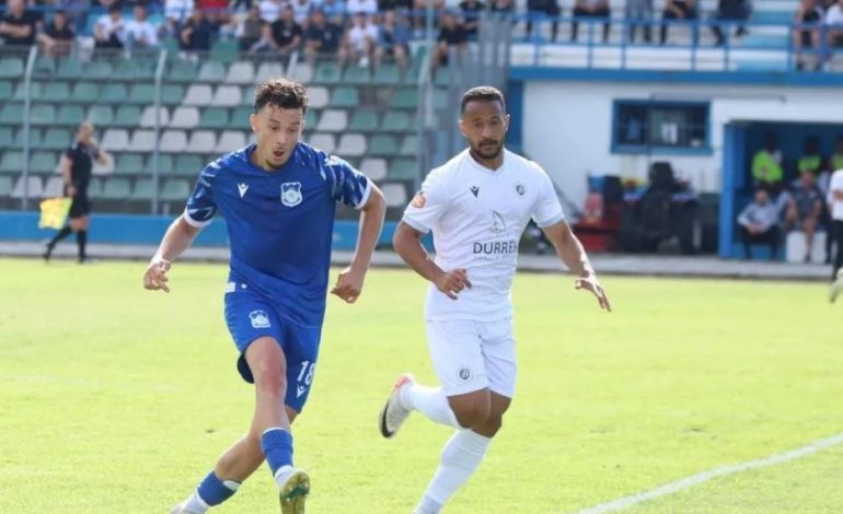 Pikantet e Teuta-Dinamo/ Tifozët blu kapen me ekipin: “Hiqni bluzat, na fëlliqët”!