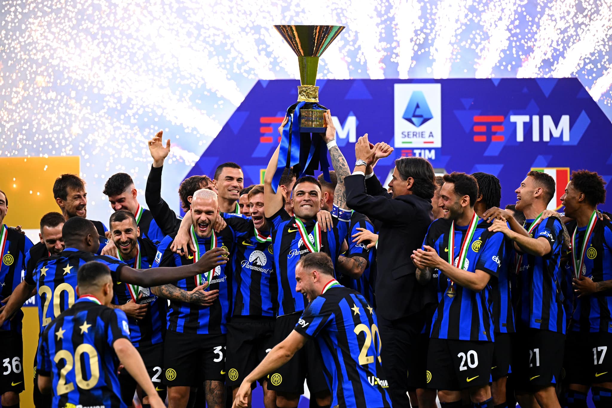 Probleme jashtë fushe, por Inter feston me trofe, Inzaghi-Martinez premtojnë besnikëri (VIDEO)