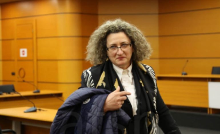 Avokatët kërkojnë dorëheqjen e gjyqtares Irena Gjoka, shtyhet seanca për Berishën! Gjokutaj: Pretendojmë njëanshmëri