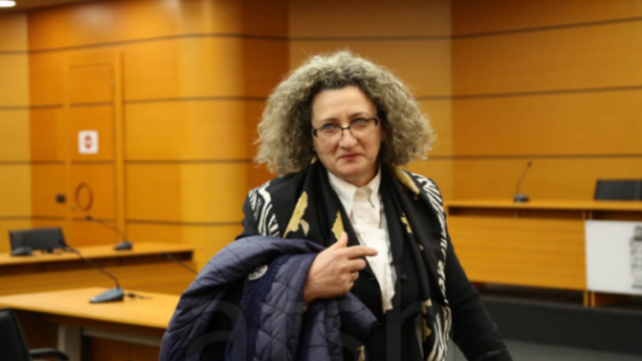 Avokatët kërkojnë dorëheqjen e gjyqtares Irena Gjoka, shtyhet seanca për Berishën! Gjokutaj: Pretendojmë njëanshmëri