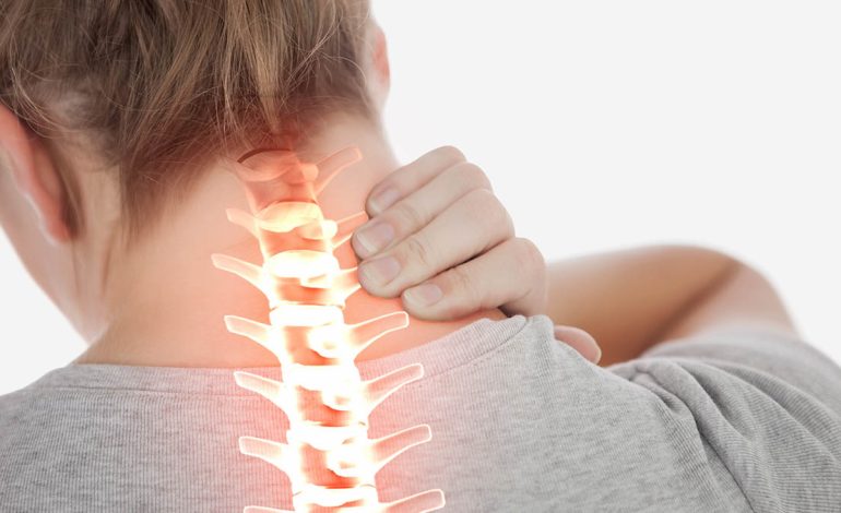 Zakoni i Kërcitjes së Qafës – Sa i Rrezikshëm Mund të Jetë për Trurin