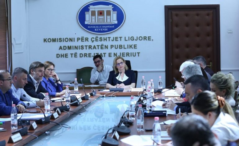 Ekspertët e BE-së e hedhin poshtë/ PS-PD i rikthehen Reformës në Drejtësi, pavarësisht kritikave të ndërkombëtarëve