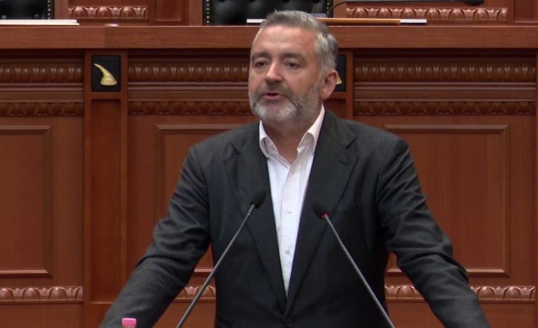 “U ka hedhur sirën ballkoni i non-gratës”, Klosi i kërkon opozitës të votojë pr/rezolutën antikorrupsion: Nuk e di ç’po ndodh me ju, e keni të brendshme refuzimin