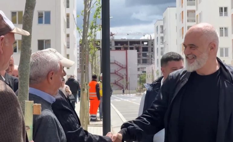 Rindërtimi pas tërmetit/ Rama u dorëzon qyetarëve çelësat e 404 apartamenteve në Vorë: I keni prona tuajat, pa asnjë kredi apo borxh