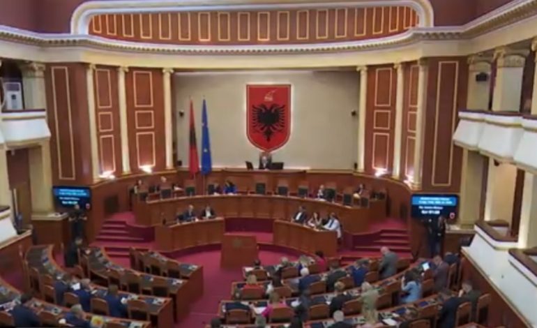 Rezoluta për reformat anti-korrupsion, mazhoranca e paraqet në Kuvend! Opozita ende pa përgjigjie, demokratët kërkojnë më shumë kohë