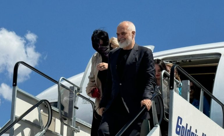 Rama mbërrin në aeroportin e Athinës, shoqërohet nga bashkëshortja Linda, ministrat, Noizy dhe Era Rusi