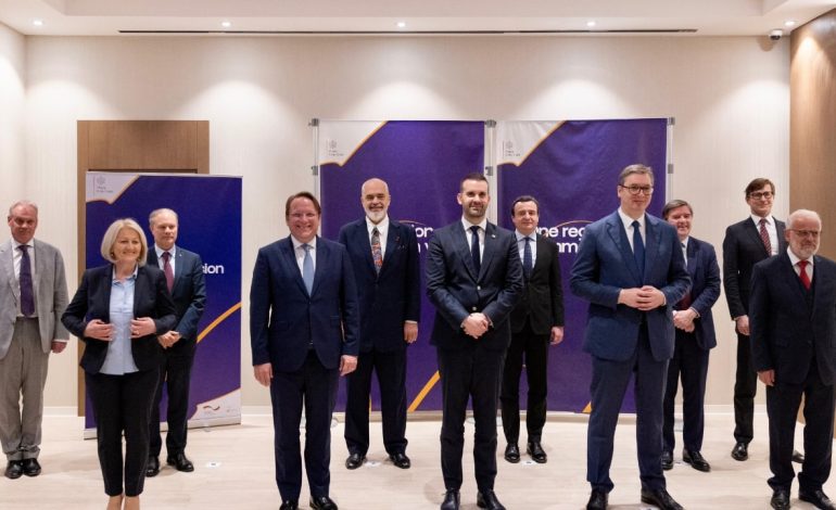 Rama krah Kurtit, Vuçiç…/ Fotoja familjare e Samitit të Kotorit, u bënë bashkë tre kryeministra shqiptarë