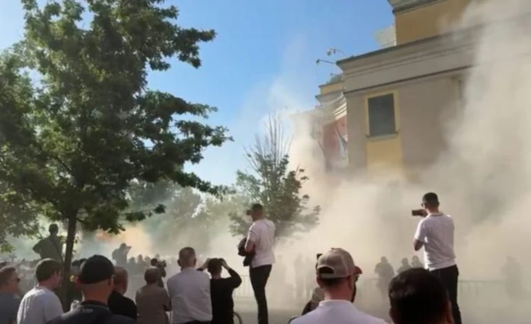 Molotov dhe dhuna ndaj policëve/ vhen nënn hetim tre protestues, shpallen në kërkim disa të tjerë