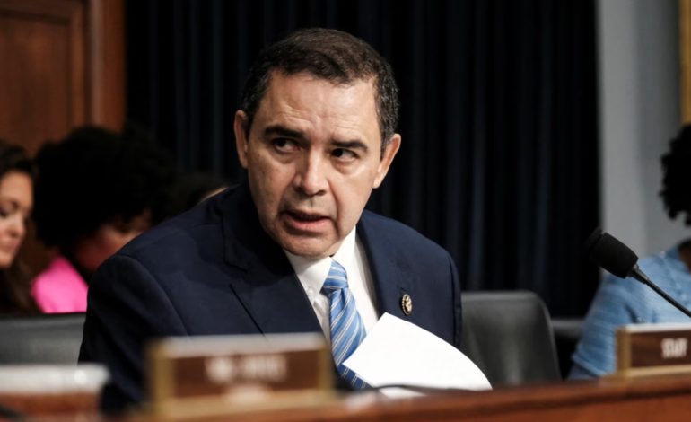 Dyshohet se pastruan para përmes kontratave të një kompanie “fantazmë”, ligjvënësi amerikan dhe bashkëshortja nën akuzë