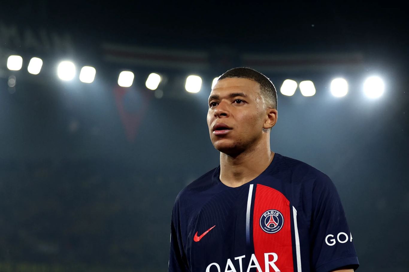 FOTO/ “Faleminderit dhe mirupafshim”, në Francë duartrokasin Mbappe, tani e presin në Madrid: Mirupafshim