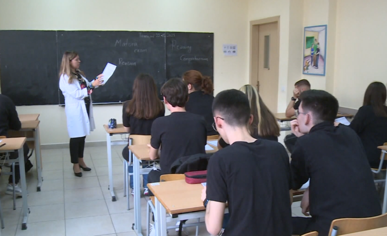 2 mijë maturantë më pak! Bie ndjeshëm numri i nxënësve në shkolla për çdo vit