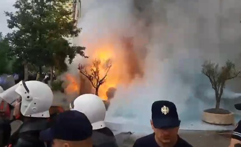 Protesta e opozitës nis me hedhje motolovi, Bashkia e Tiranës përfshihet nga tymi! Nuk mungojnë as vezët dhe qepët