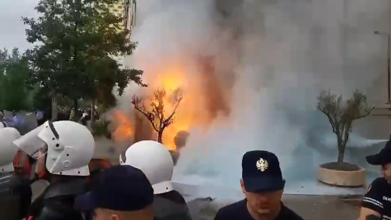 Protesta e opozitës nis me hedhje motolovi, Bashkia e Tiranës përfshihet nga tymi! Nuk mungojnë as vezët dhe qepët