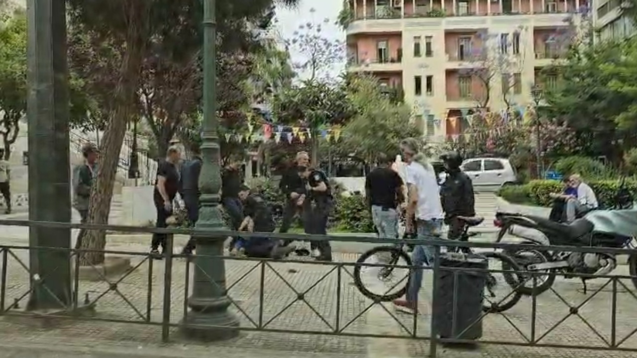 VIDEO/ Neutralizohet grabiti i dhunshëm në qendër të Athinës, merr dy efektivët zvarrë, ndërhyjnë edhe qytetarët