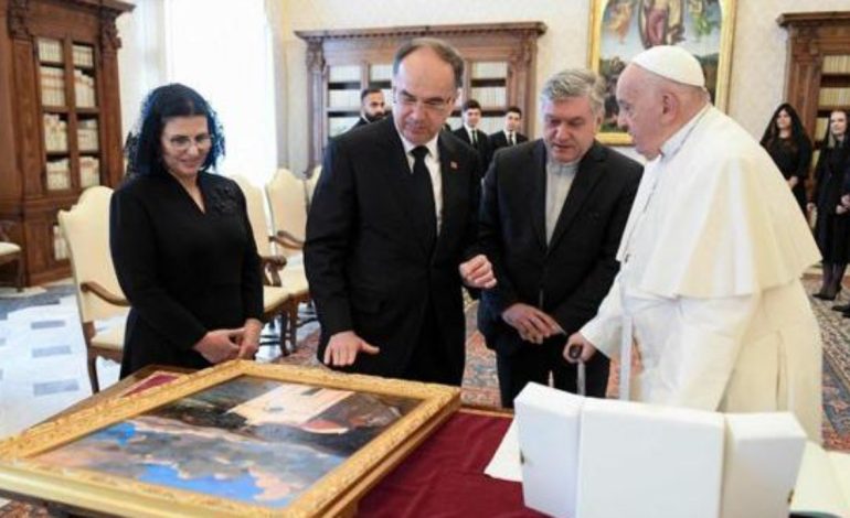 Presidenti Begaj pritet në Vatikan nga Papa Françesku: Shqipëria, në krah të aleatëve perëndimorë për stabilitet dhe zhvillim në Ballkan