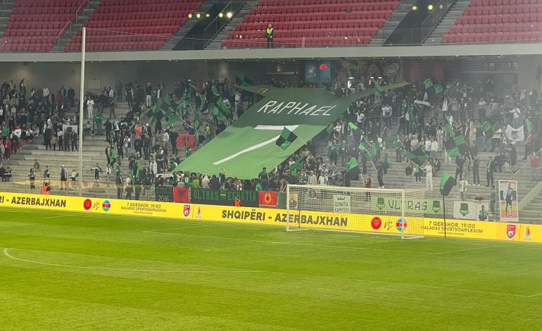 Emocione në finalen e Kupës, një baner i tifozëve të Egnatias për Raphael Dwamenan