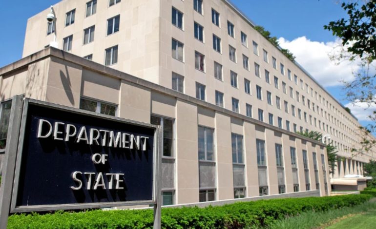 “Dinjitet për punëtorët”/ Qytetarë të profesioneve të ndryshme protestojnë para Kryeministrisë më 1 Maj