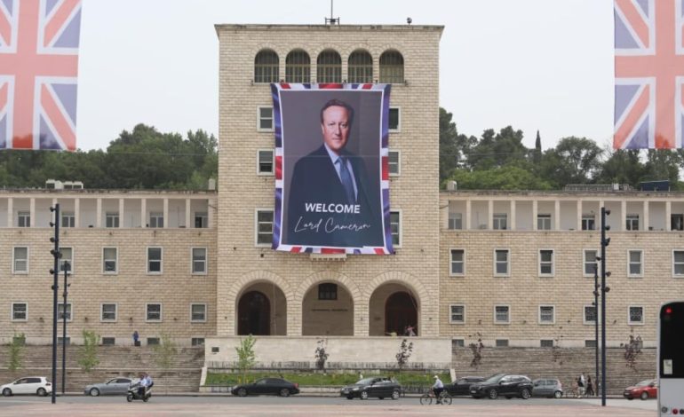 Fotot/ “Mirë se vjen Lord Cameron”, vendoset në Tiranë posteri gjigant për vizitën e ish-kryeministrit britanik