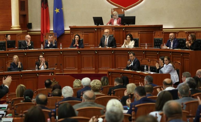 “Reforma në drejtësi e pakthyeshme”, u miratua sot në Kuvend, cilat janë 8 pikat e rezolutës: Komision i posaçëm për mirëqeverisjen dhe anti-korrupsionin