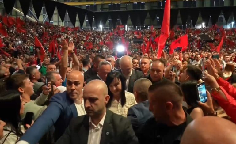 Kryeministri Rama mbërrin në stadiumin “Galatsi”, pritet me brohorima dhe duartrokitje nga emigrantët