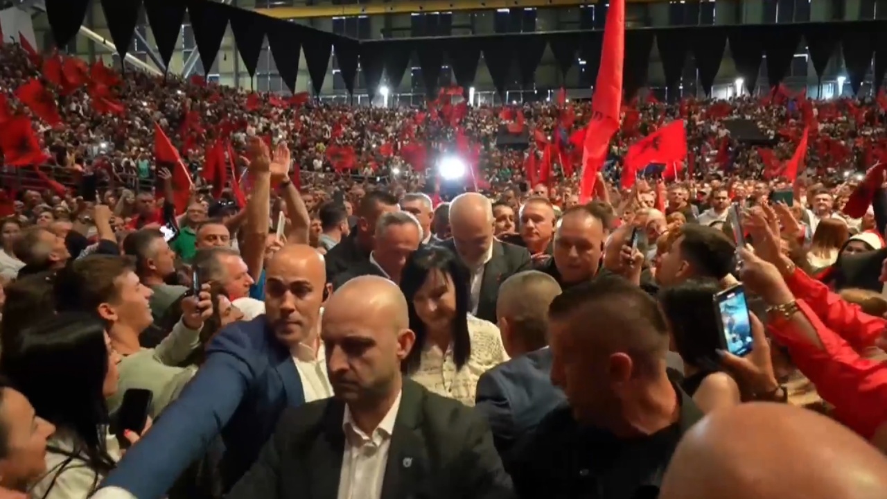 Kryeministri Rama mbërrin në stadiumin “Galatsi”, pritet me brohorima dhe duartrokitje nga emigrantët
