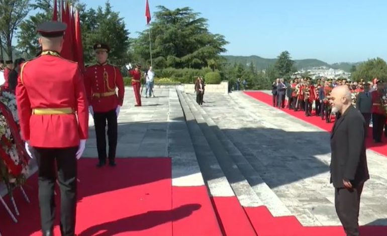 Sot, Dita e Dëshmorëve të Kombit, kryeministri Rama homazhe te “Varrezat e Dëshmorëve”