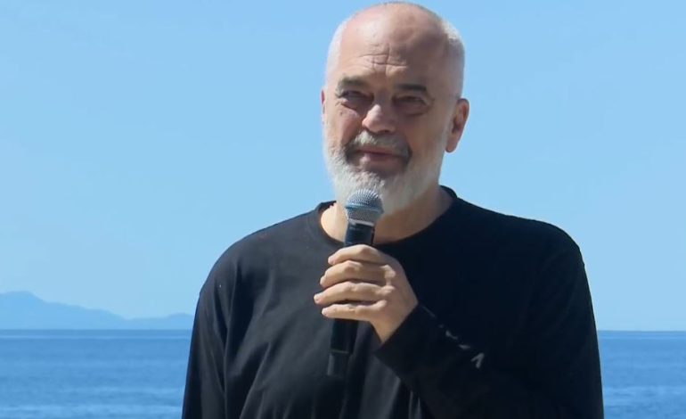 “Gënjeshtër e madhe kush thotë se u janë marrë pronat!”, Rama takim me banorët e Himarës: Janë bërë shumë paudhësi, por asnjë oligark nuk ka marrë asgjë