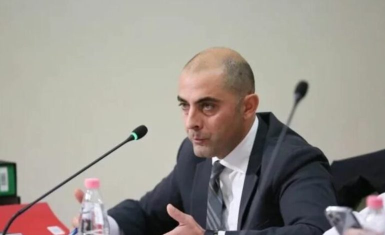 Identifikohet një prej agresorëve që dhunuan avokatin e Berishës/ Zbulohet çfarë kapën kamerat e sigurisë, tre autorët u larguan me…