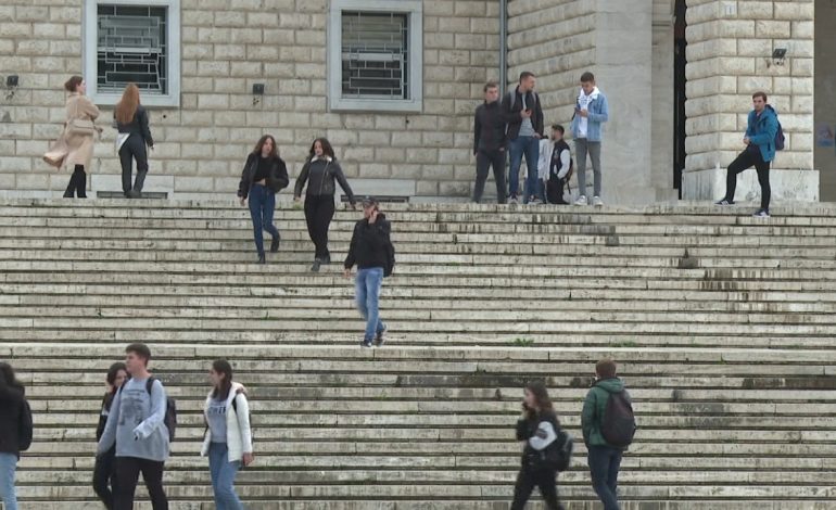 Tkurret numri i studentëve/ Në auditorë 4300 të rinj më pak se vjet, “biznesi” dhe “ligji” degët e preferuara