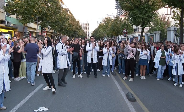 Qeveria parashikoi të ulë detyrimin për të punuar në Shqipëri, studentët kundër ligjit të ri: Do t’i drejtohemi gjykatave ndërkombëtare