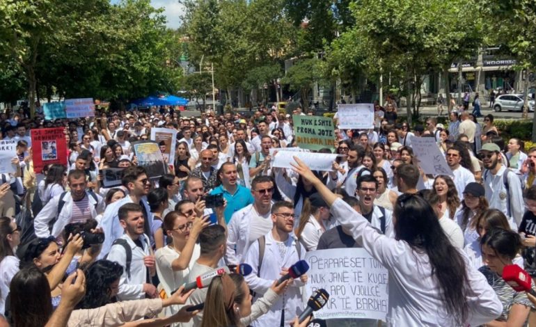 Projektligji për studentët e mjekësisë, qeveria reflekton ndryshimet e kërkuara nga “Kushtetuesja”! Jo më pesë, por tre vite punë për mjekët e rinj