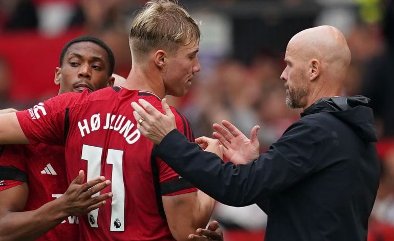 “Nuk i pasojnë topin”, te Man.United shpërfillin Hojlund, lojtarët “tradhtojnë” Ten Hag